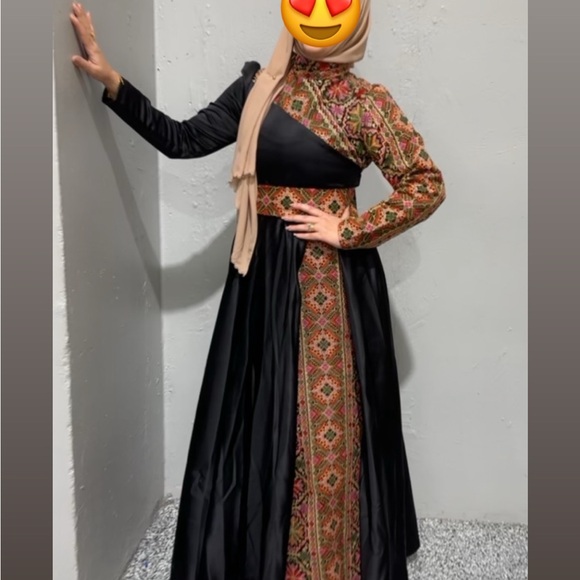 Elegant Black and Gold Embroidered Dress - Picture 2 of 3